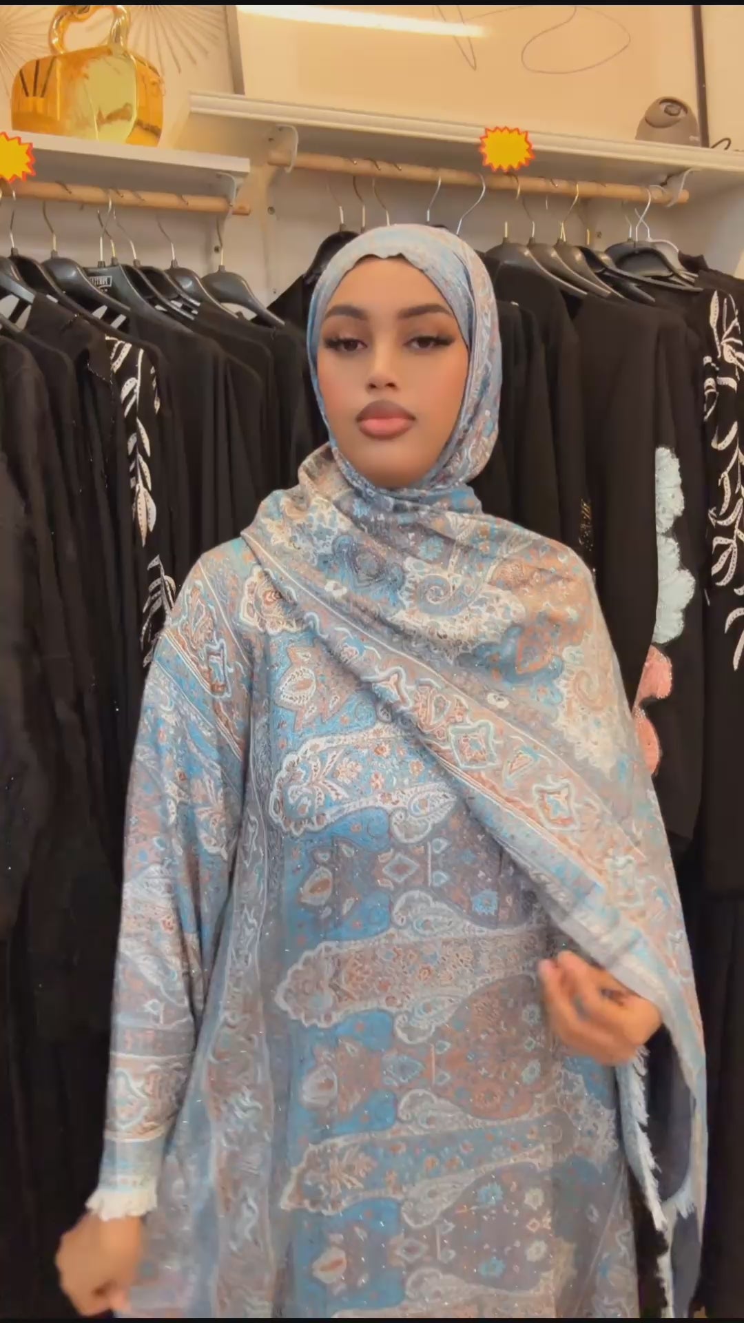 Shaal Abaya close  And Qamar